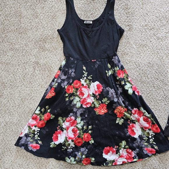 Lot of small dresses - Picture 2 of 6